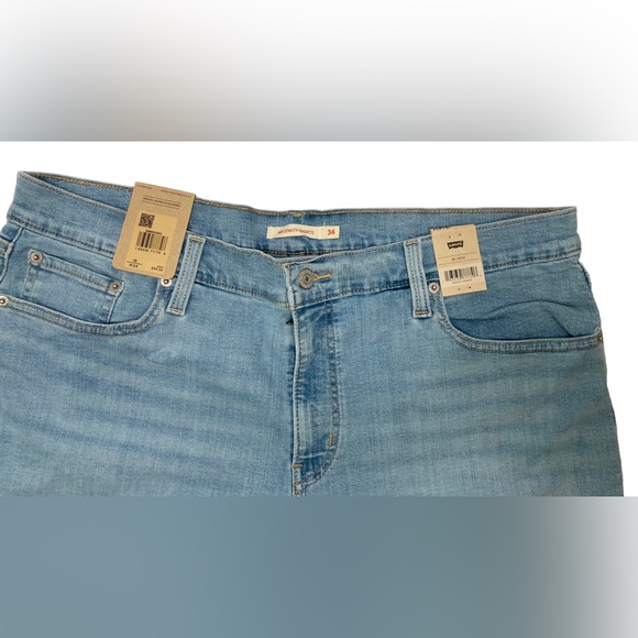 LEVI’S Light Wash Blue Mid-Rise Mid-Length Hypersoft Jean Shorts, 18 - Picture 4 of 5